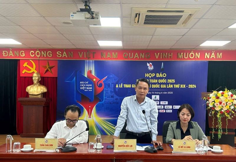 Các đồng chí chủ trì họp báo.