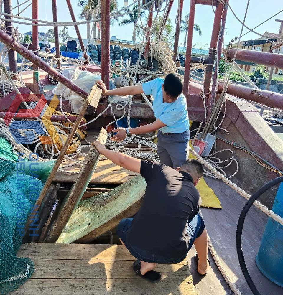 Kiểm tra an toàn tàu cá trước khi vận hành khai thác thuỷ sản trên biển.