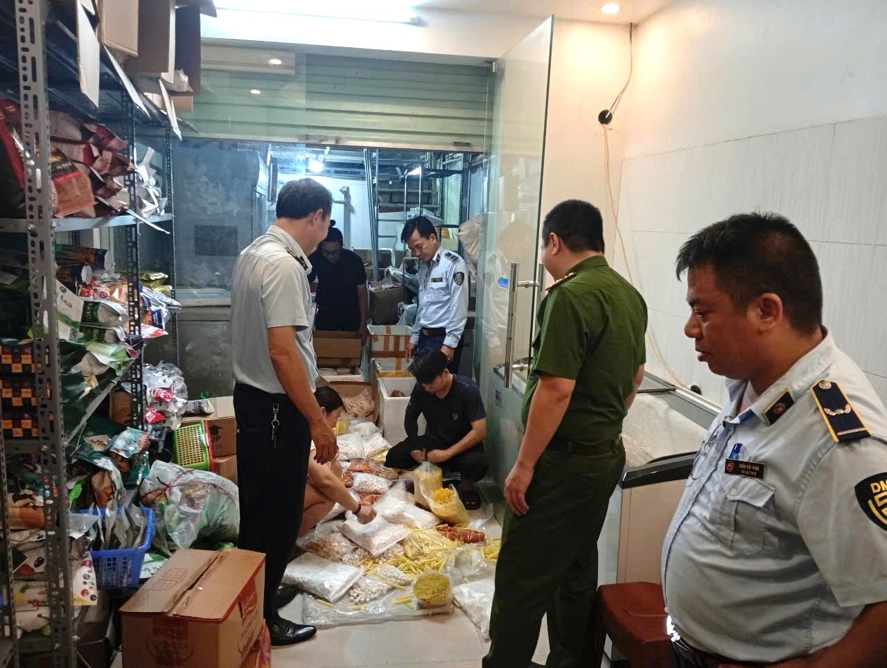 Lực lượng chức năng tạm giữ lô hàng thực phẩm vi phạm Lực lượng chức năng tạm giữ lô hàng thực phẩm vi phạm