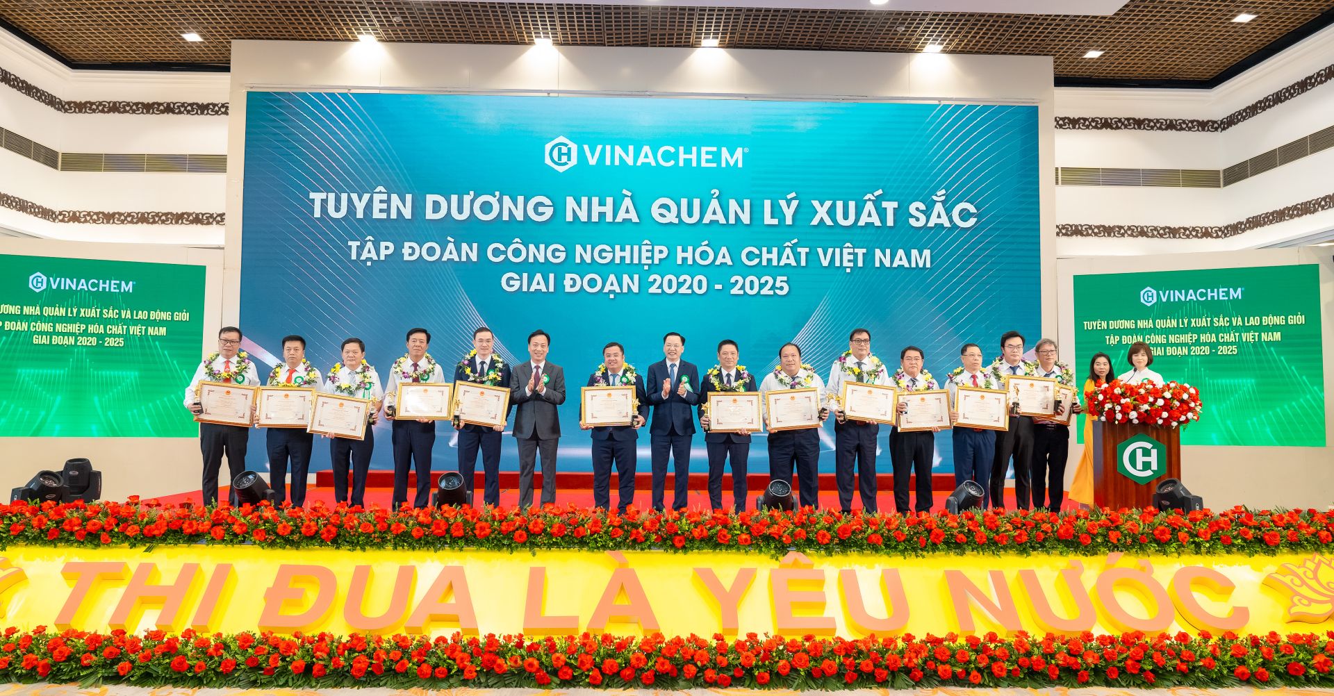 Tuyên dương Nhà quản lý xuất sắc của Vinachem Tuyên dương Nhà quản lý xuất sắc của Vinachem