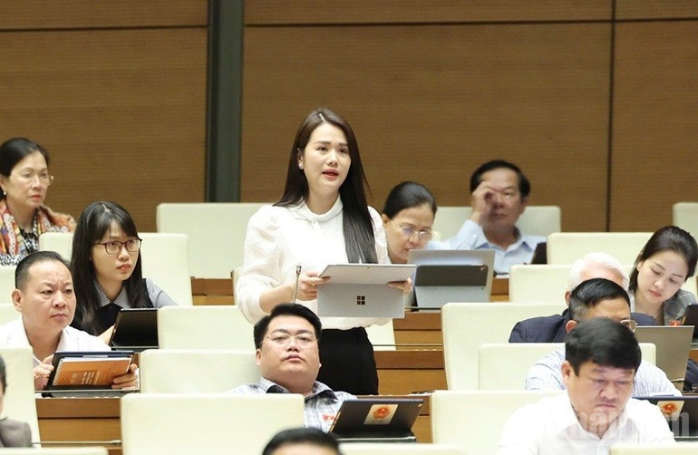 Đại biểu Vương Thị Hương (Hà Giang) phát biểu. (Ảnh: DUY LINH)