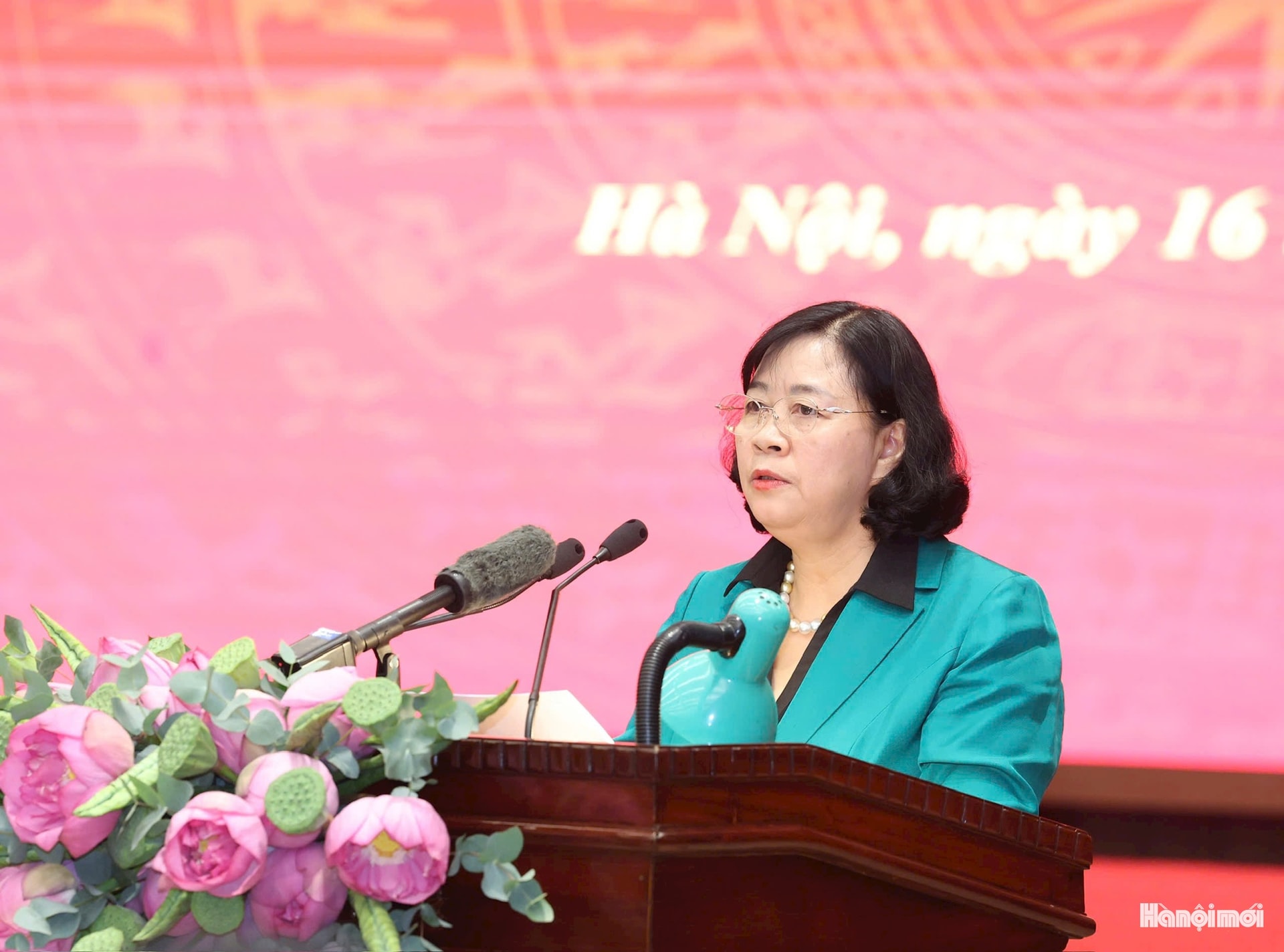 Bí thư Thành ủy Hà Nội Bùi Thị Minh Hoài báo cáo tại buổi làm việc. Ảnh: Viết Thành