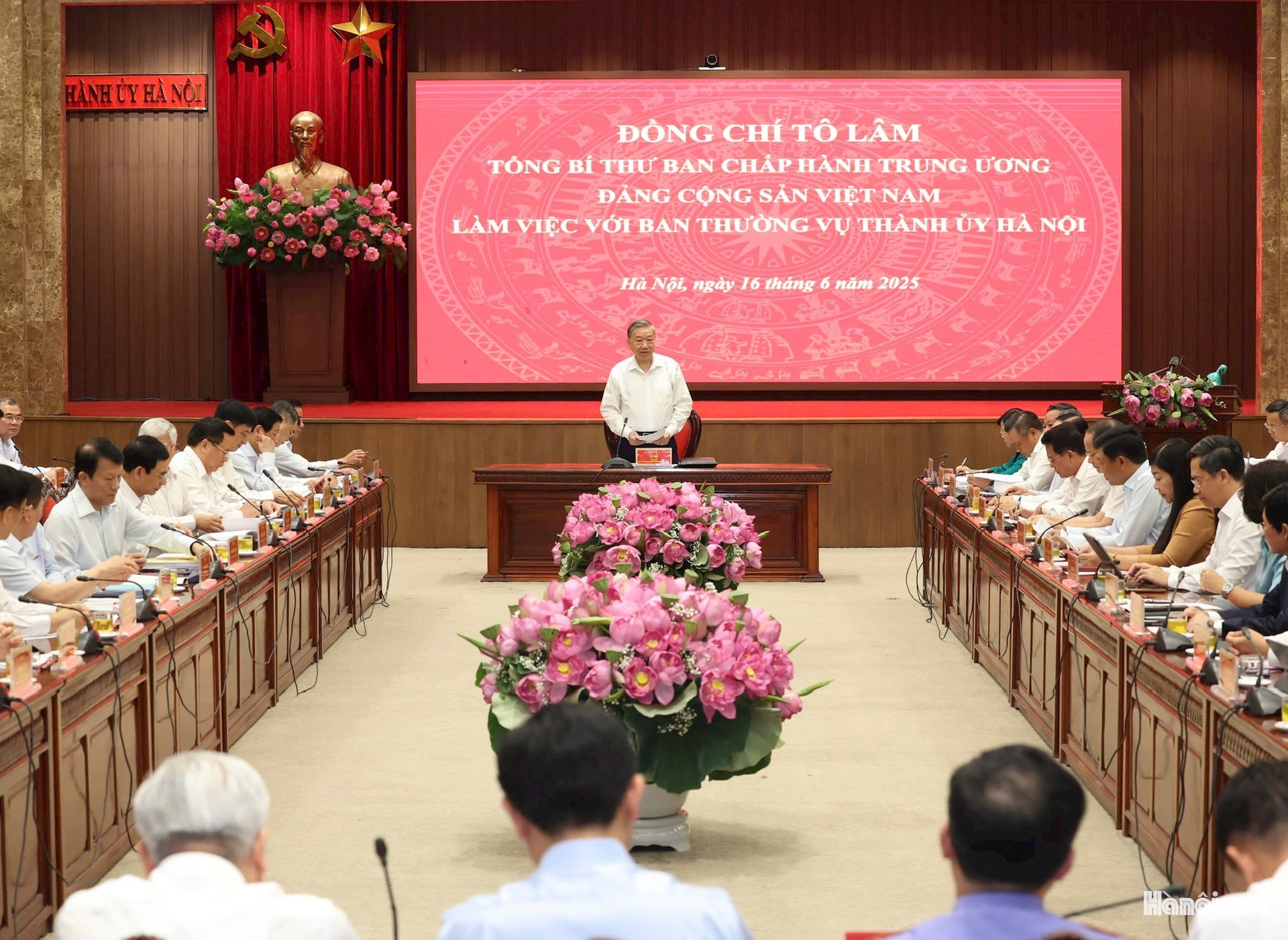 Tổng Bí thư Tô Lâm phát biểu tại cuộc làm việc với Ban Thường vụ Thành ủy Hà Nội. Ảnh Viết Thành.