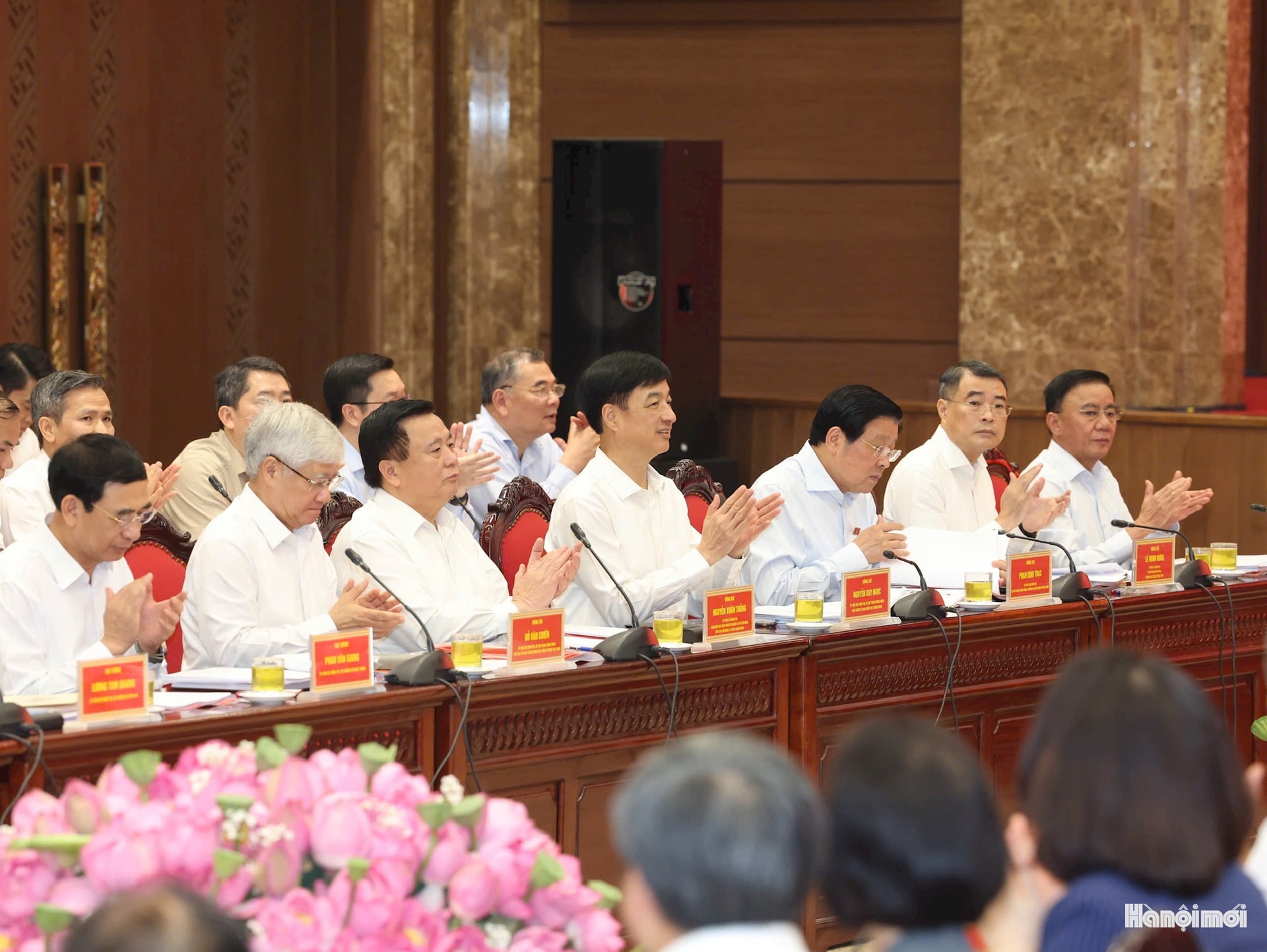 Các thành viên đoàn công tác Trung ương tại cuộc làm việc. Ảnh Viết Thành.