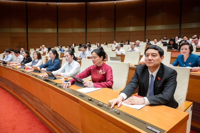 Các đại biểu bấm nút biểu quyết thông qua Luật.