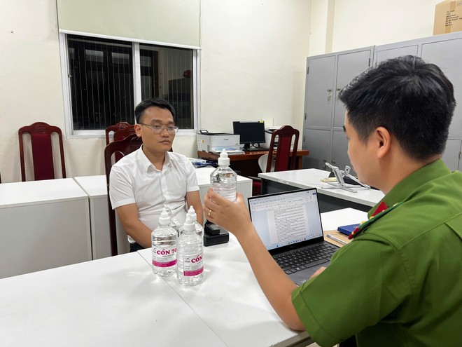 Bắt Phó Chủ tịch thị trấn Chúc Sơn liên quan vụ sản xuất cồn y tế giả