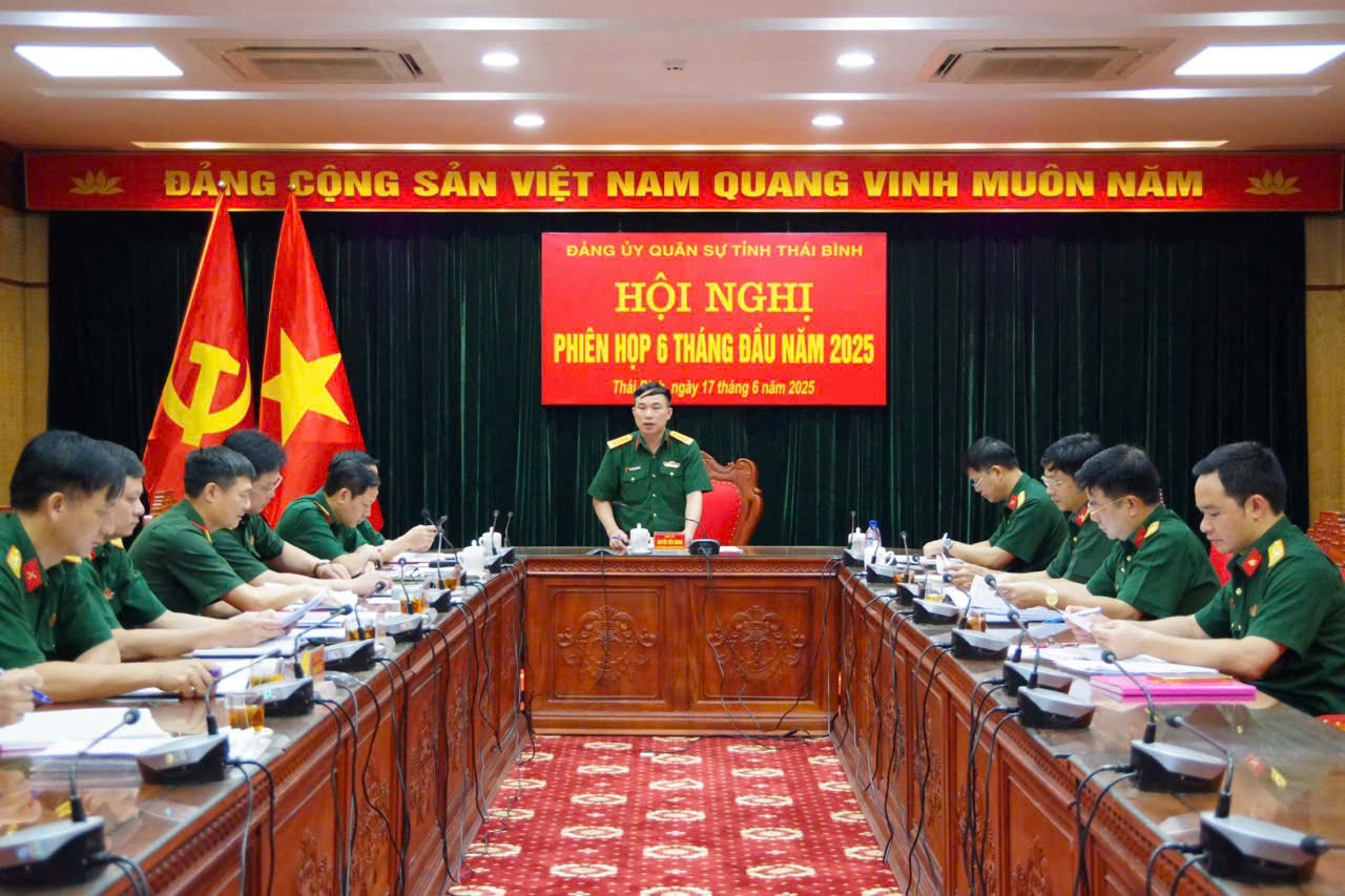 Lãnh đạo Đảng ủy Quân sự tỉnh phát biểu tại hội nghị Lãnh đạo Đảng ủy Quân sự tỉnh phát biểu tại hội nghị