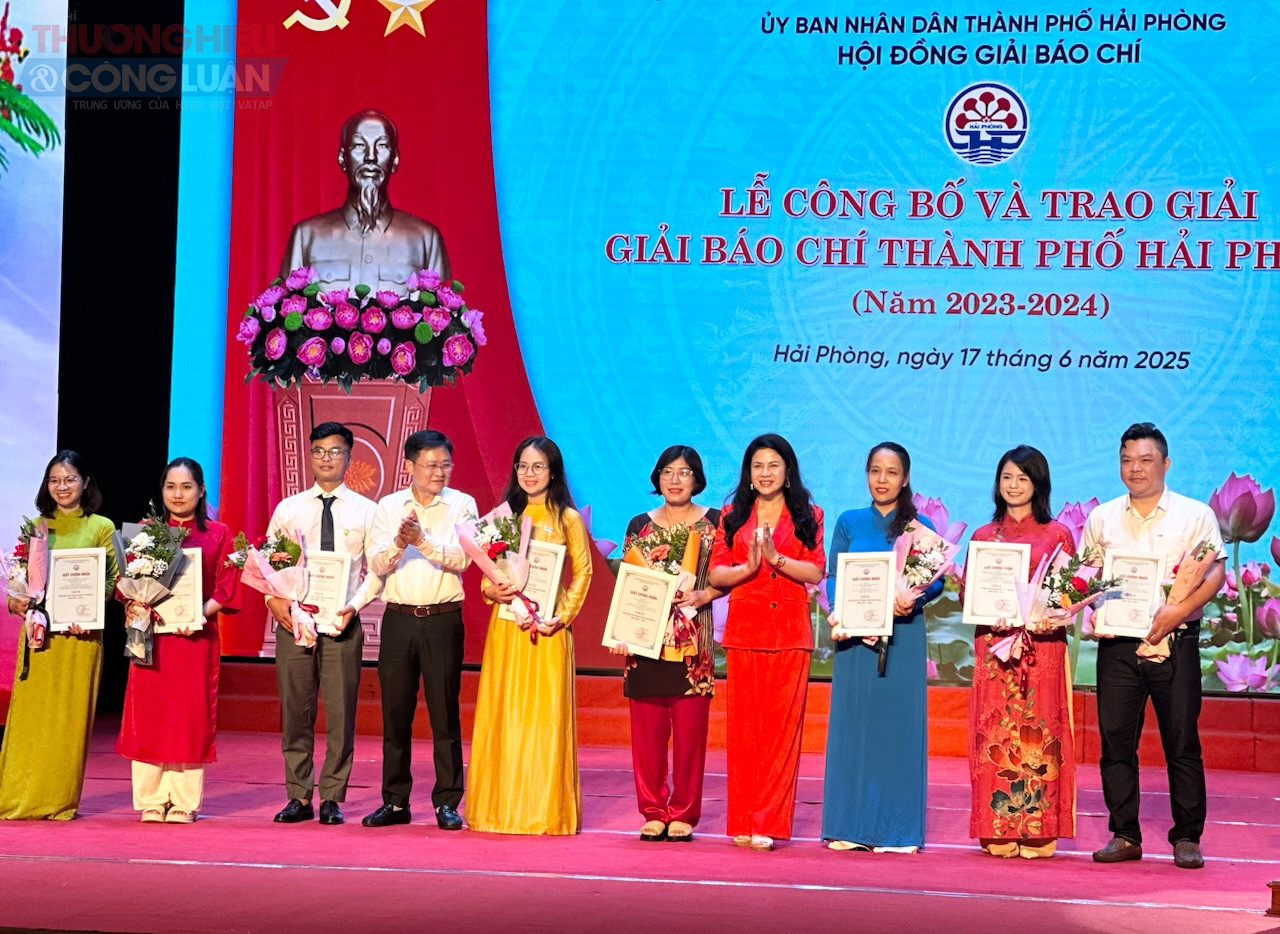 Nhóm tác giả đoạt Giải B Nhóm tác giả đoạt Giải B