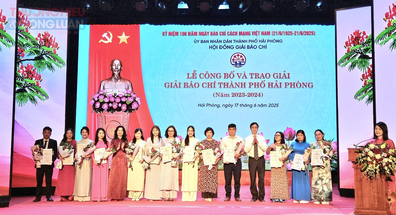 Nhóm tác giả đoạt Giải Khuyến khích Nhóm tác giả đoạt Giải Khuyến khích