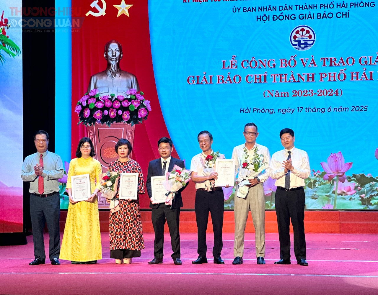 Nhóm tác giả đoạt Giải A Giải báo chí thành phố Hải Phòng năm 2023-2024 Nhóm tác giả đoạt Giải A Giải báo chí thành phố Hải Phòng năm 2023-2024