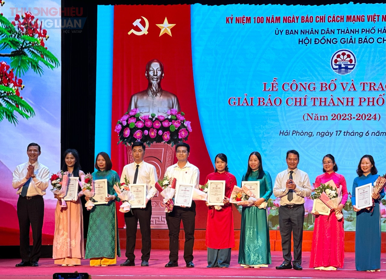 Nhóm tác giả đoạt Giải C Nhóm tác giả đoạt Giải C