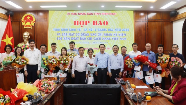 Lãnh đạo tỉnh Bình Định tặng hoa chúc mừng các nhà báo nhân kỷ niệm 100 năm Ngày Báo chí CMVN. Ảnh: Th. Trang. Lãnh đạo tỉnh Bình Định tặng hoa chúc mừng các nhà báo nhân kỷ niệm 100 năm Ngày Báo chí CMVN. Ảnh: Th. Trang.
