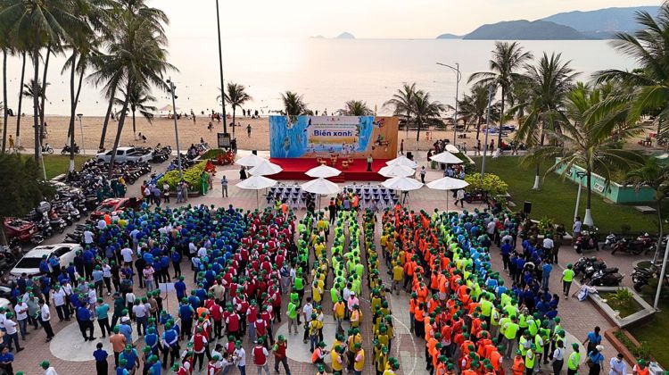 Hơn 1.000 cán bộ nhân viên Vingroup và các tình nguyện viên đã có mặt từ rất sớm tại công viên Tuệ Tĩnh, Nha Trang, khoác trên mình đồng phục xanh, tay đeo găng thể hiện tinh thần trách nhiệm và cam kết hành động vì môi trường. Đây không chỉ là một hoạt động dọn rác đơn thuần, mà còn là một lời khẳng định mạnh mẽ cho lối sống xanh, ý thức bảo vệ biển – bảo vệ tương lai của thành phố du lịch Nha Trang. Hơn 1.000 cán bộ nhân viên Vingroup và các tình nguyện viên đã có mặt từ rất sớm tại công viên Tuệ Tĩnh, Nha Trang, khoác trên mình đồng phục xanh, tay đeo găng thể hiện tinh thần trách nhiệm và cam kết hành động vì môi trường. Đây không chỉ là một hoạt động dọn rác đơn thuần, mà còn là một lời khẳng định mạnh mẽ cho lối sống xanh, ý thức bảo vệ biển – bảo vệ tương lai của thành phố du lịch Nha Trang.