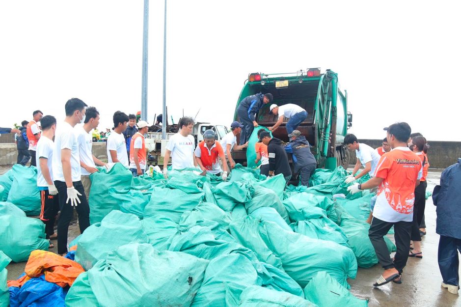 Hàng trăm bao rác được nhanh chóng tập kết và chuyển lên xe tải sau buổi ra quân, cho thấy hiệu quả thiết thực của chiến dịch và tinh thần hành động vì môi trường của cộng đồng địa phương. Hàng trăm bao rác được nhanh chóng tập kết và chuyển lên xe tải sau buổi ra quân, cho thấy hiệu quả thiết thực của chiến dịch và tinh thần hành động vì môi trường của cộng đồng địa phương.