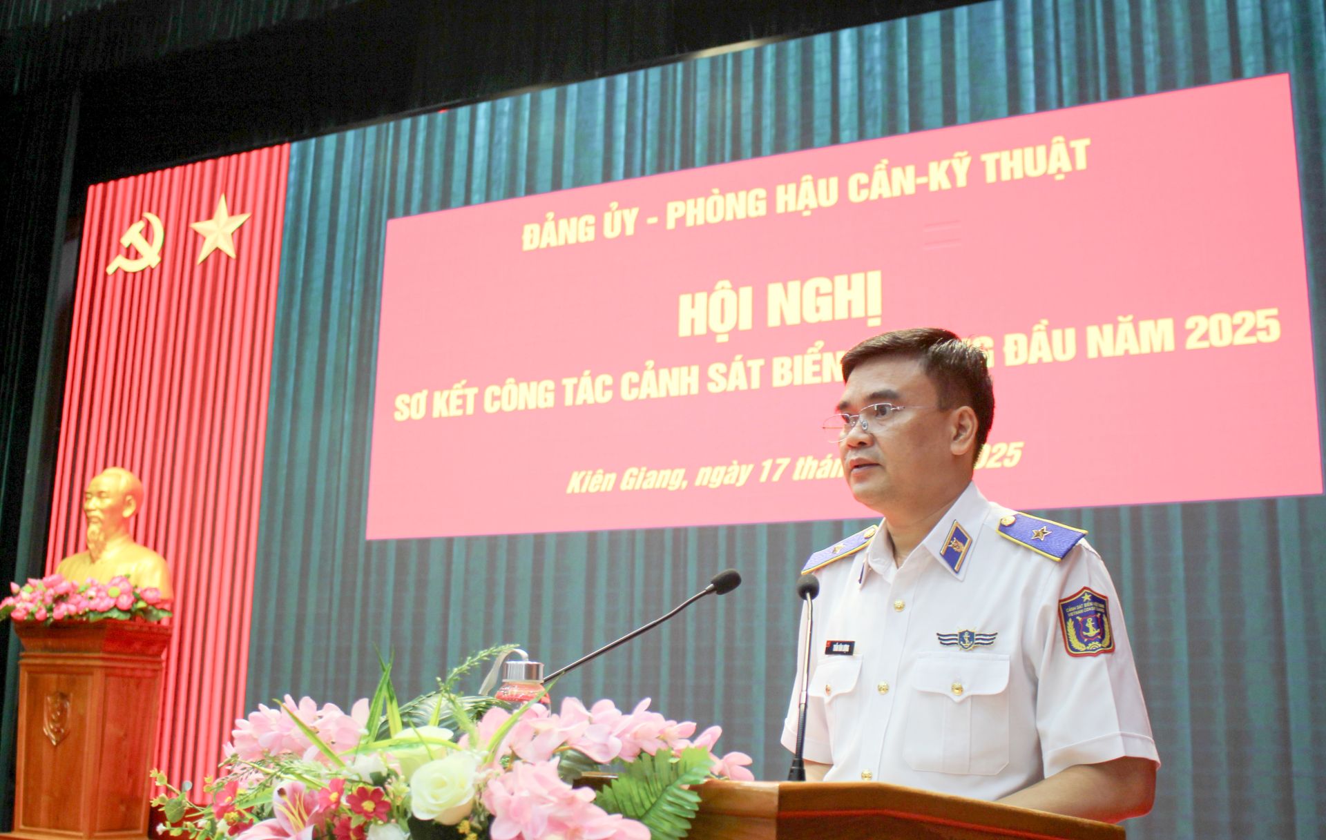 Thiếu tướng Trần Văn Lượng - Tư lệnh Vùng Cảnh sát biển 4 phát biểu chỉ đạo Hội nghị.