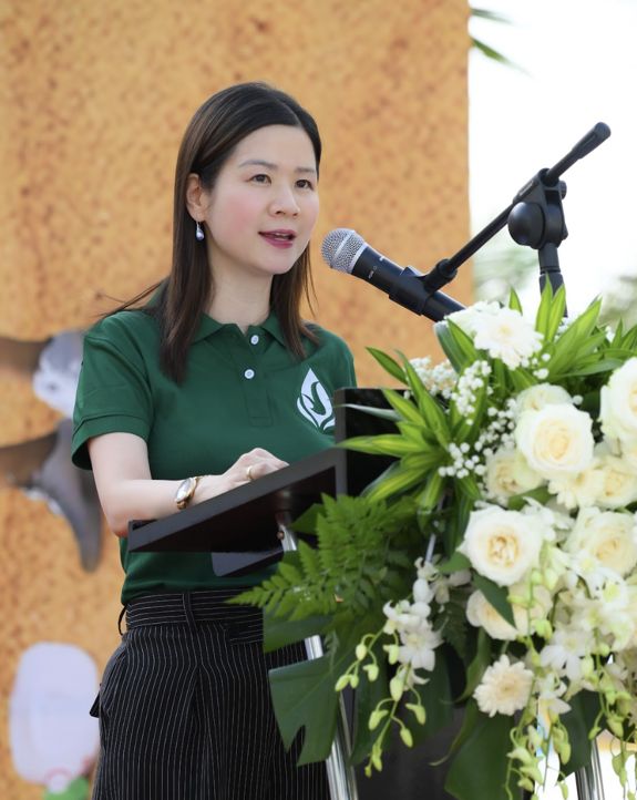 Chia sẻ về ý nghĩa chiến dịch, TS. Lê Thái Hà – Giám đốc Điều hành Quỹ Vì tương lai xanh, cho biết: “Rác thải nhựa không còn là vấn đề môi trường đơn lẻ, mà là thách thức phát triển bền vững toàn cầu. Với chiến dịch “Cùng hành động vì biển xanh”, chúng tôi kỳ vọng tạo ra tác động thực chất, không chỉ bằng hành động làm sạch các bờ biển mà còn bằng sự thay đổi nhận thức – để mỗi cá nhân thấy rõ vai trò của mình trong việc bảo vệ tài nguyên biển. Đây là một bước đi cụ thể trong hành trình dài hạn mà chúng tôi cam kết vì một tương lai xanh cho Việt Nam”. Chia sẻ về ý nghĩa chiến dịch, TS. Lê Thái Hà – Giám đốc Điều hành Quỹ Vì tương lai xanh, cho biết: “Rác thải nhựa không còn là vấn đề môi trường đơn lẻ, mà là thách thức phát triển bền vững toàn cầu. Với chiến dịch “Cùng hành động vì biển xanh”, chúng tôi kỳ vọng tạo ra tác động thực chất, không chỉ bằng hành động làm sạch các bờ biển mà còn bằng sự thay đổi nhận thức – để mỗi cá nhân thấy rõ vai trò của mình trong việc bảo vệ tài nguyên biển. Đây là một bước đi cụ thể trong hành trình dài hạn mà chúng tôi cam kết vì một tương lai xanh cho Việt Nam”.