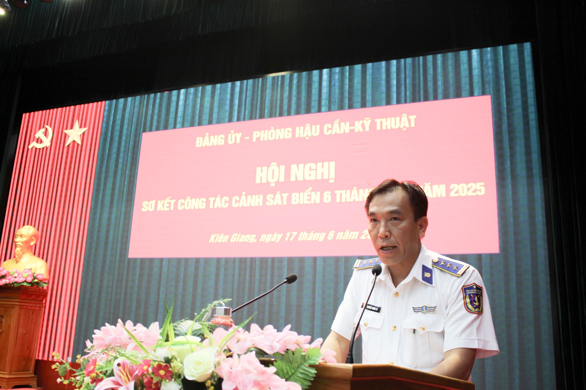 Thượng tá Trần Thanh Tú, Chủ nhiệm Hậu cần-Kỹ thuật duy trì Hội nghị thảo luận.