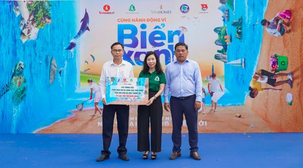 Dịp này, Quỹ vì tương lai xanh trao tặng 410 thùng rác cho xã đảo Thạnh An để thực hiện mô hình “Đưa rác thải sinh hoạt, rác thải nhựa của ngư dân trên biển vào bờ”, góp phần nâng cao ý thức và trách nhiệm của ngư dân trong việc quản lý và xử lý rác thải trên biển, bảo vệ nguồn lợi thủy sản và môi trường biển xanh – sạch – đẹp. Dịp này, Quỹ vì tương lai xanh trao tặng 410 thùng rác cho xã đảo Thạnh An để thực hiện mô hình “Đưa rác thải sinh hoạt, rác thải nhựa của ngư dân trên biển vào bờ”, góp phần nâng cao ý thức và trách nhiệm của ngư dân trong việc quản lý và xử lý rác thải trên biển, bảo vệ nguồn lợi thủy sản và môi trường biển xanh – sạch – đẹp.