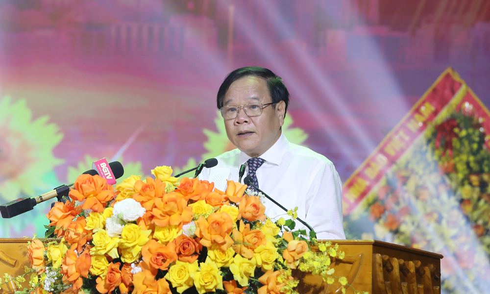 Đồng chí Trịnh Văn Ánh Chủ tịch hội nhà báo tỉnh Bắc Giang trình bày diễn văn khai mạc Lễ kỷ niệm. Đồng chí Trịnh Văn Ánh Chủ tịch hội nhà báo tỉnh Bắc Giang trình bày diễn văn khai mạc Lễ kỷ niệm.