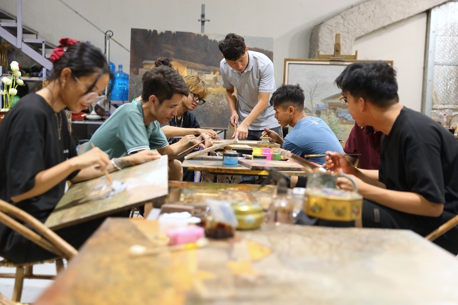 Họa sĩ Quách Chiến Thắng là người tích cực trong hoạt động cộng đồng Họa sĩ Quách Chiến Thắng là người tích cực trong hoạt động cộng đồng