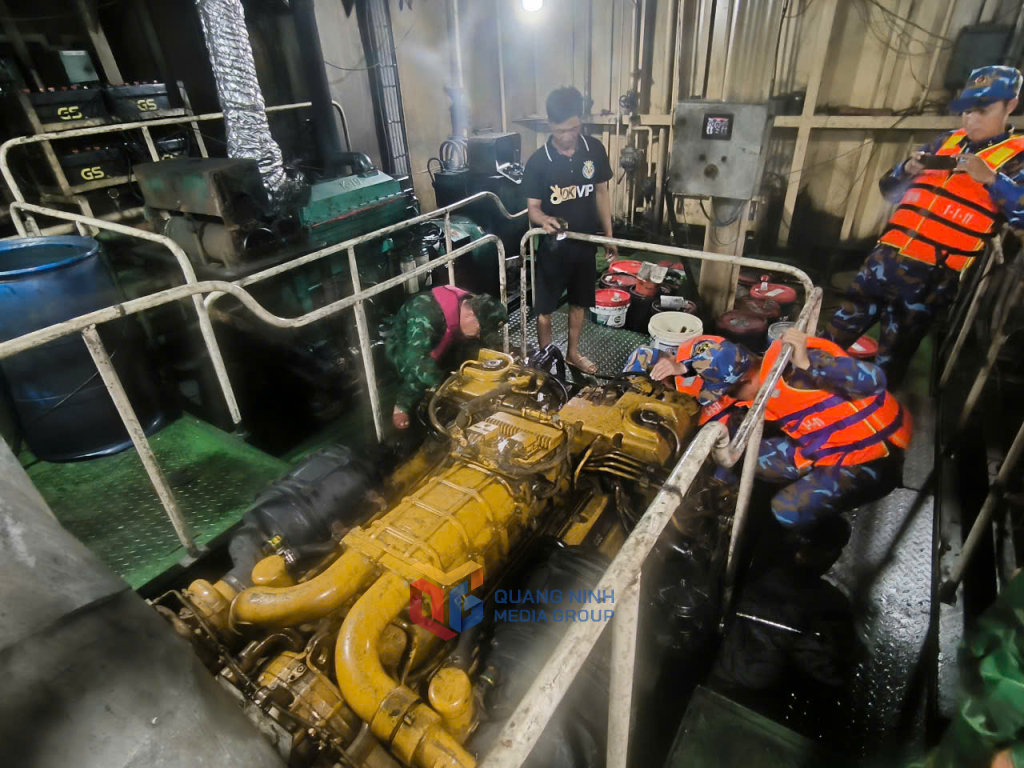 Các CBCS khắc phục sửa chữa tạm thời tàu cá gặp nạn để đưa về bờ an toàn. Các CBCS khắc phục sửa chữa tạm thời tàu cá gặp nạn để đưa về bờ an toàn.