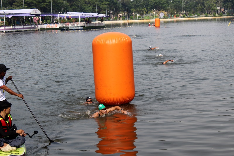 Các VĐV nam bơi 750m trong bài phối hợp Triathlon sprint