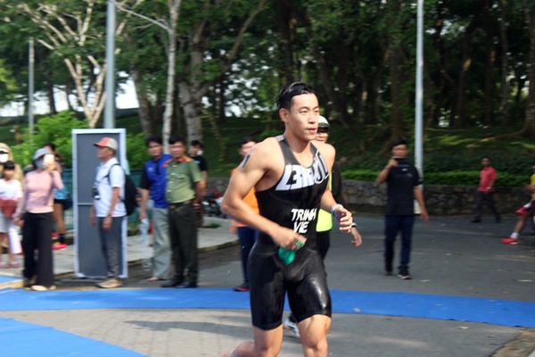 VĐV thi đấu nội dung Triathlon sprint cá nhân nam