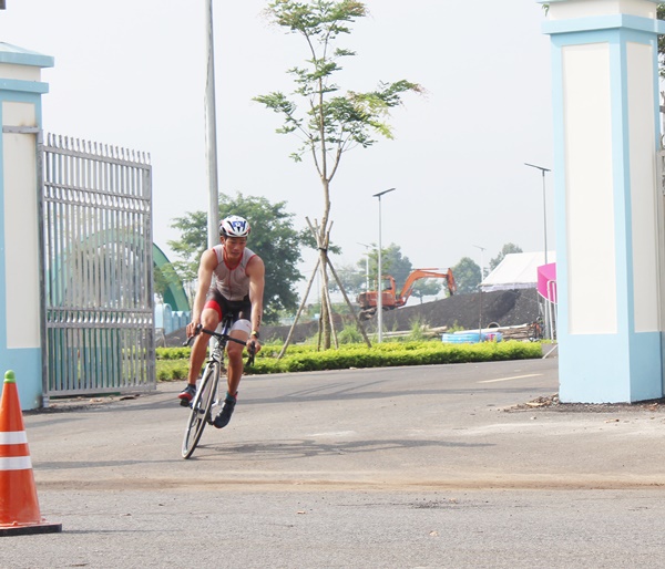 Các VĐV thi đấu với tinh thần nỗ lực cao nhất, nhịp nhàng, khẩn trương từng giây, từng phút