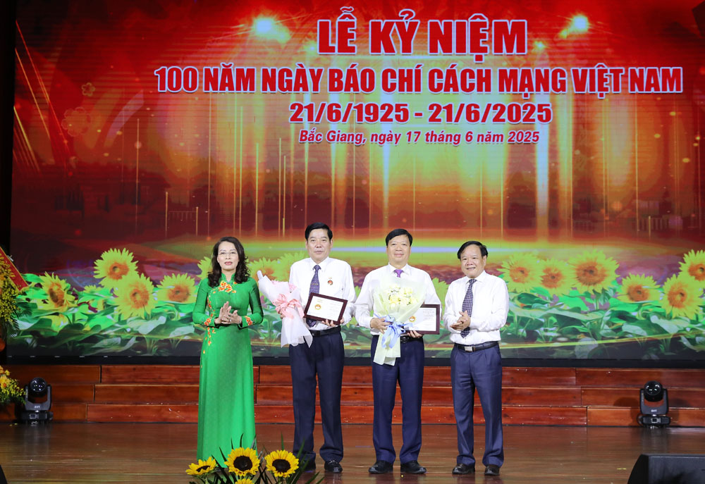 Thừa ủy quyền của Chủ tịch Hội Nhà báo Việt Nam, các đồng chí: Nguyễn Thị Hương, Trịnh Văn Ánh trao Kỷ niệm chương Thừa ủy quyền của Chủ tịch Hội Nhà báo Việt Nam, các đồng chí: Nguyễn Thị Hương, Trịnh Văn Ánh trao Kỷ niệm chương