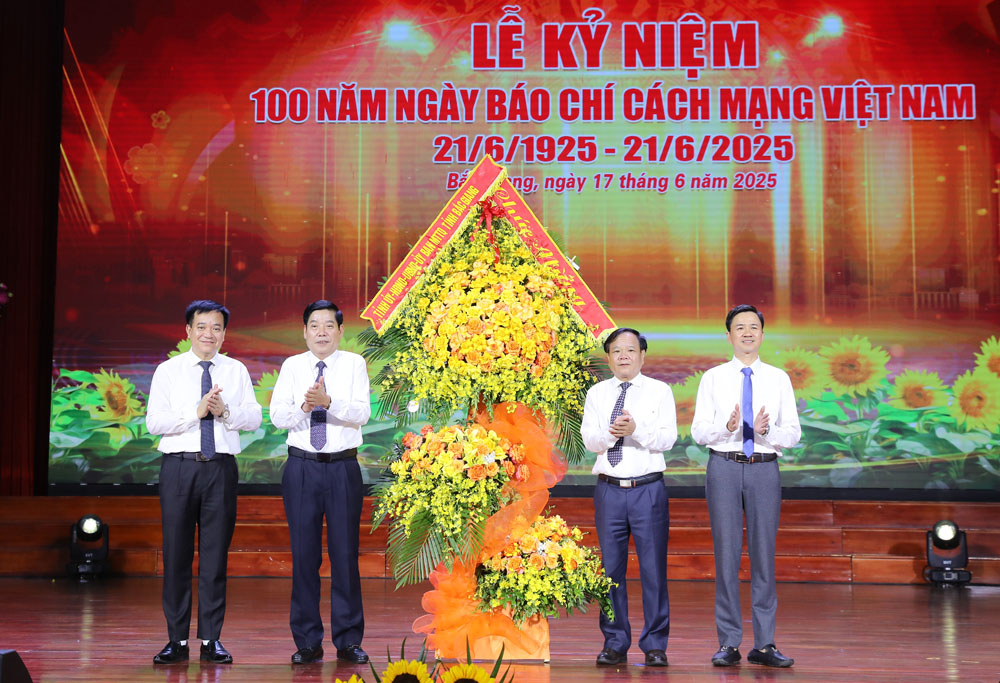 Đồng chí Nguyễn Văn Gấu tặng hoa chúc mừng người làm báo Bắc Giang tại lễ kỷ niệm 100 năm Ngày Báo chí Cách mạng Việt Nam. Đồng chí Nguyễn Văn Gấu tặng hoa chúc mừng người làm báo Bắc Giang tại lễ kỷ niệm 100 năm Ngày Báo chí Cách mạng Việt Nam.