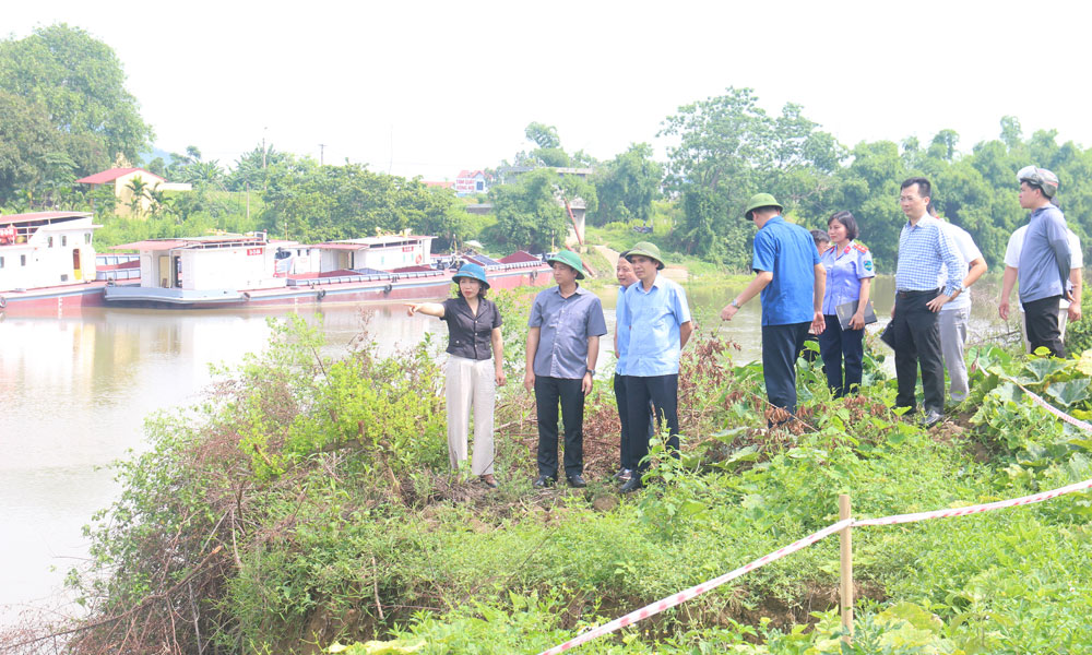 Đồng chí Nguyễn Việt Oanh kiểm tra sự cố sạt lở bờ, bãi sông trên tuyến đê tả Thương. Đồng chí Nguyễn Việt Oanh kiểm tra sự cố sạt lở bờ, bãi sông trên tuyến đê tả Thương.