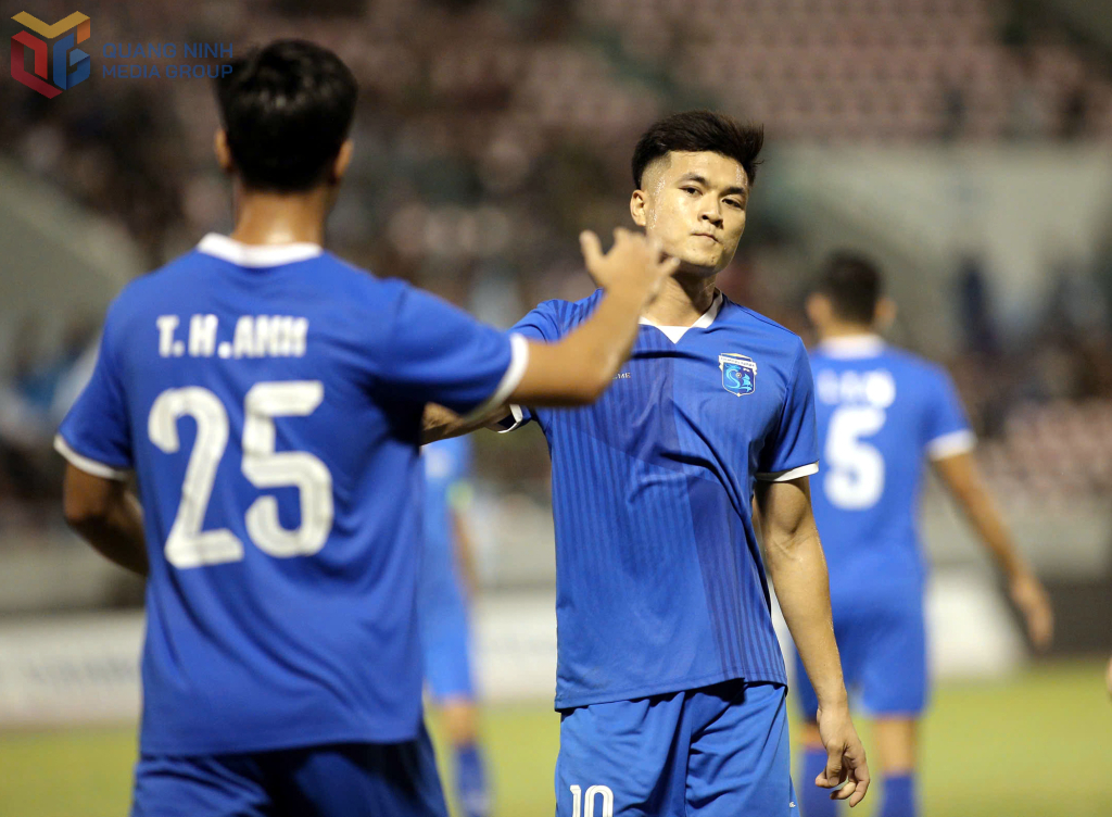 Hải Anh có pha lắc đầu đẹp mắt nâng tỉ số lên 2-0, tạo thế trận thuận lợi cho Quảng Ninh FC.