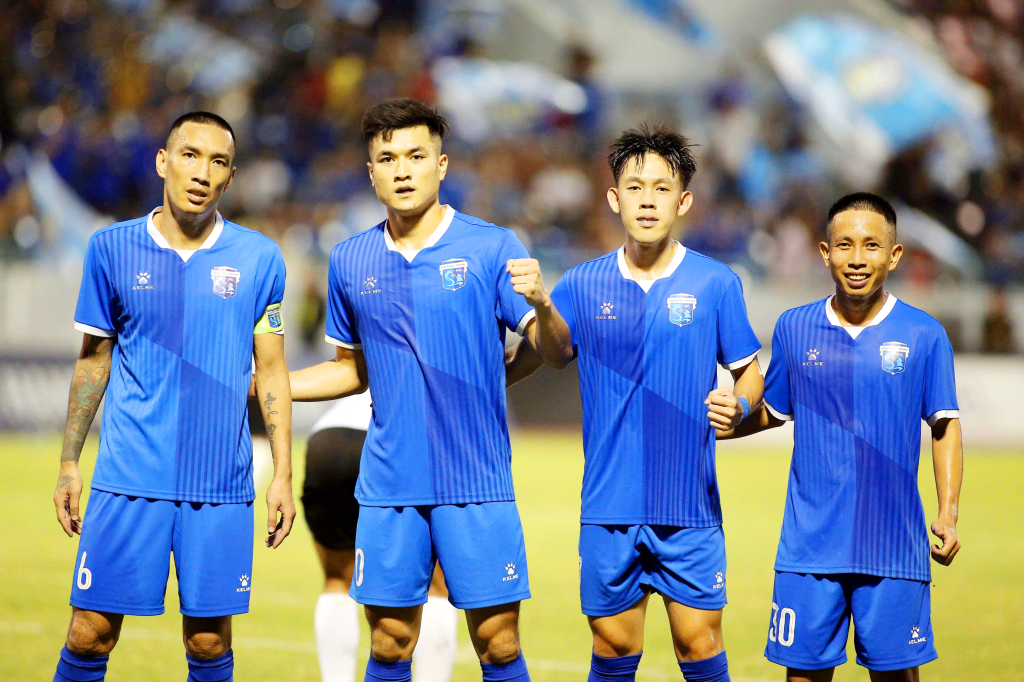 Nhạc trưởng Văn Hiếu (số 6) và các cầu thủ Quảng Ninh FC có ngày thi đấu xuất sắc khi quyết định tấm vé lên hạng ngay trên sân Cẩm Phả.