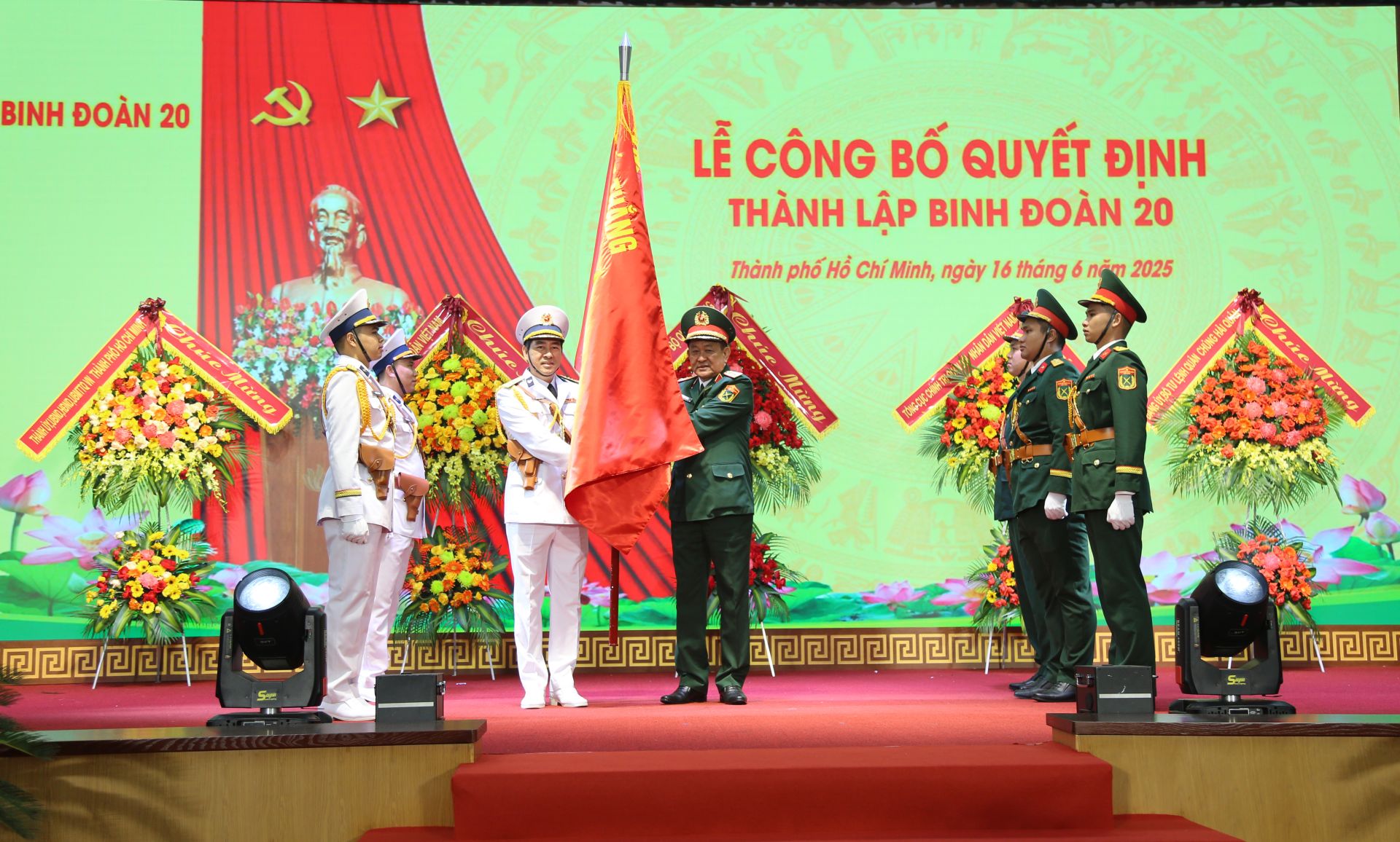 Thượng tướng Võ Minh Lương trao Quân kỳ Quyết thắng cho Binh đoàn 20 Thượng tướng Võ Minh Lương trao Quân kỳ Quyết thắng cho Binh đoàn 20