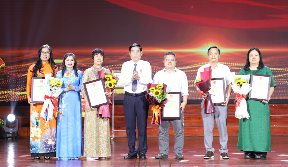 Các đồng chí: Nguyễn Văn Gấu, Lâm Thị Hương Thành trao giải A Giải báo chí Thân Nhân Trung cho các tác giả. Các đồng chí: Nguyễn Văn Gấu, Lâm Thị Hương Thành trao giải A Giải báo chí Thân Nhân Trung cho các tác giả.