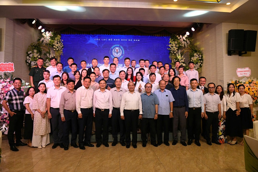 Thành viên Câu lạc bộ Nhà báo Hà Nam cùng đại biểu khách mời tại chương trình