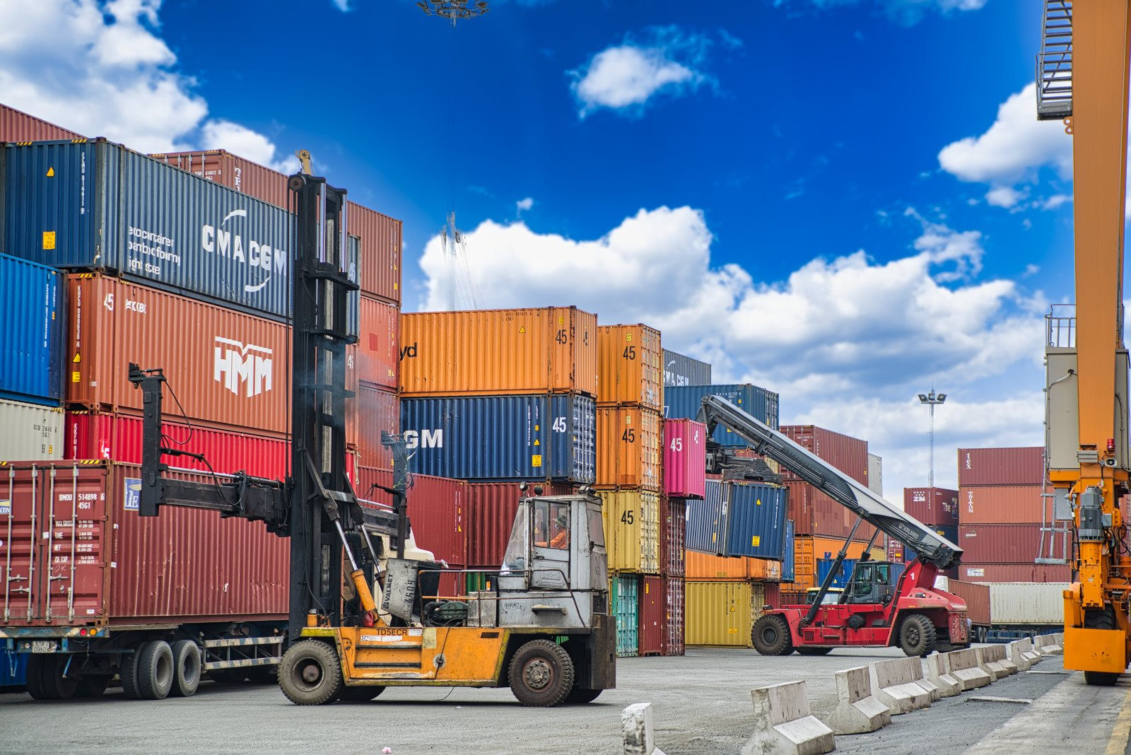 Tổng trị giá xuất nhập khẩu hàng hóa của Việt Nam trong 5 tháng đầu năm 2025 đạt 355,79 tỷ USD, tăng 48,22 tỷ USD so với cùng kỳ năm trước. (Ảnh minh họa) Tổng trị giá xuất nhập khẩu hàng hóa của Việt Nam trong 5 tháng đầu năm 2025 đạt 355,79 tỷ USD, tăng 48,22 tỷ USD so với cùng kỳ năm trước. (Ảnh minh họa)
