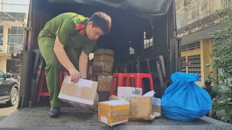 Lực lượng Phòng Cảnh sát Thi hành án hình sự và hỗ trợ tư pháp Công an TP Hồ Chí Minh hỗ trợ vận chuyển số ma túy bằng xe chuyên dụng để chở đến kho tiêu hủy. Lực lượng Phòng Cảnh sát Thi hành án hình sự và hỗ trợ tư pháp Công an TP Hồ Chí Minh hỗ trợ vận chuyển số ma túy bằng xe chuyên dụng để chở đến kho tiêu hủy.