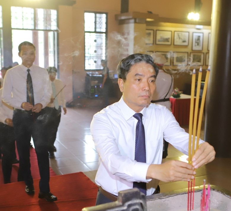 Bí thư Tỉnh ủy Nguyễn Doãn Anh thành kính dâng hương tưởng niệm Chủ tịch Hồ Chí Minh. Bí thư Tỉnh ủy Nguyễn Doãn Anh thành kính dâng hương tưởng niệm Chủ tịch Hồ Chí Minh.