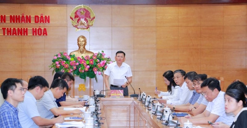 Phó Chủ tịch Thường trực UBND tỉnh Nguyễn Văn Thi điều hành hội nghị.
