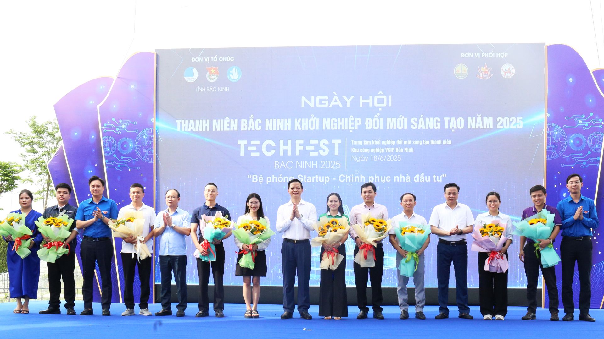 Chủ tịch UBND tỉnh Vương Quốc Tuấn cùng các đồng chí lãnh đạo tặng hoa đại diện các nhóm dự án công nghệ và khởi nghiệp tiêu biểu Chủ tịch UBND tỉnh Vương Quốc Tuấn cùng các đồng chí lãnh đạo tặng hoa đại diện các nhóm dự án công nghệ và khởi nghiệp tiêu biểu