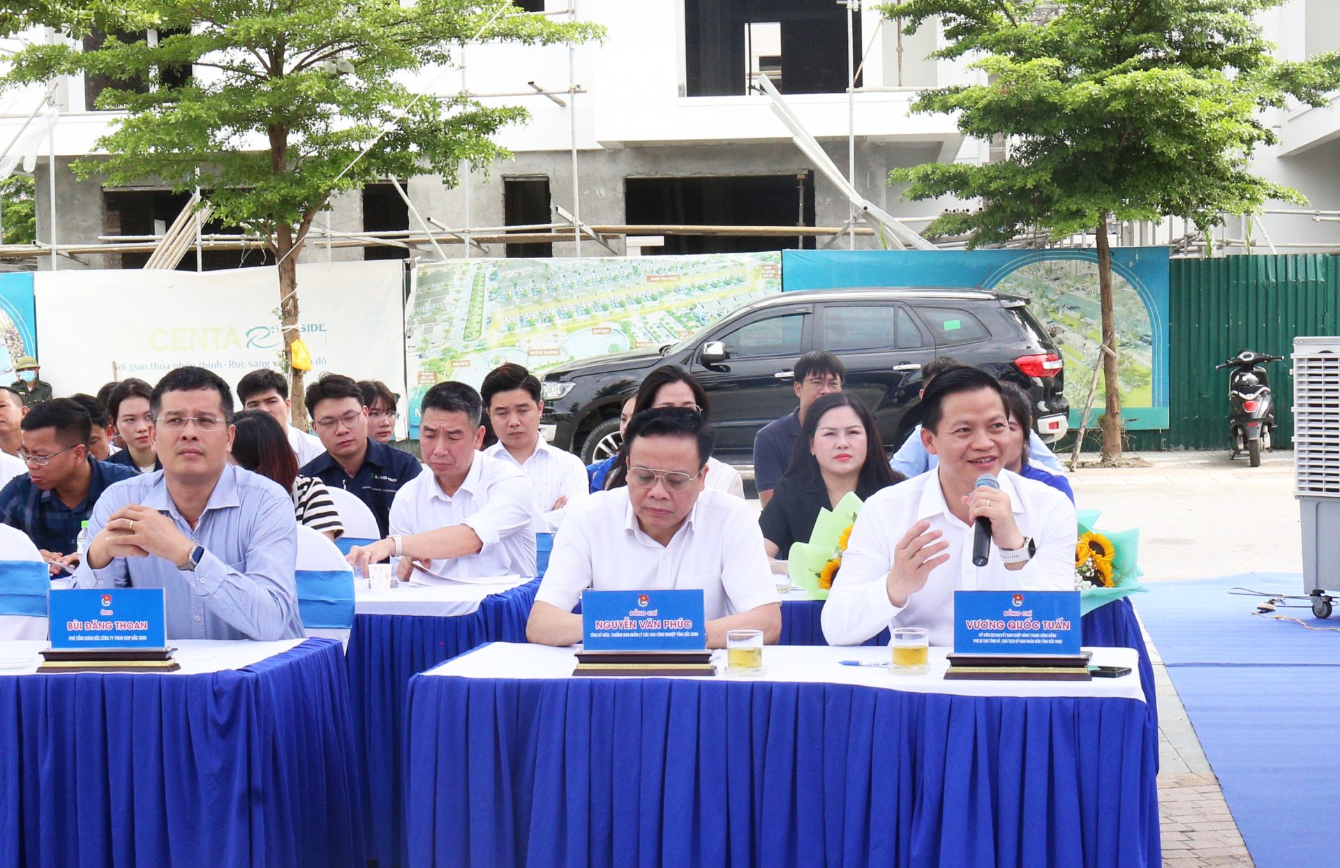 Chủ tịch UBND tỉnh Vương Quốc Tuấn trực tiếp trao đổi với đại diện các dự án thuyết trình tại Ngày hội Chủ tịch UBND tỉnh Vương Quốc Tuấn trực tiếp trao đổi với đại diện các dự án thuyết trình tại Ngày hội