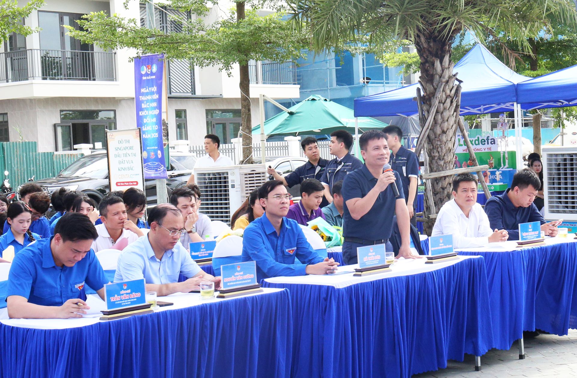 Đại diện nhà đầu tư, doanh nghiệp trao đổi tại Ngày hội Đại diện nhà đầu tư, doanh nghiệp trao đổi tại Ngày hội