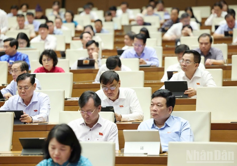 Quốc hội thảo luận tại hội trường về kinh tế-xã hội và ngân sách Nhà nước. (Ảnh: DUY LINH) Quốc hội thảo luận tại hội trường về kinh tế-xã hội và ngân sách Nhà nước. (Ảnh: DUY LINH)