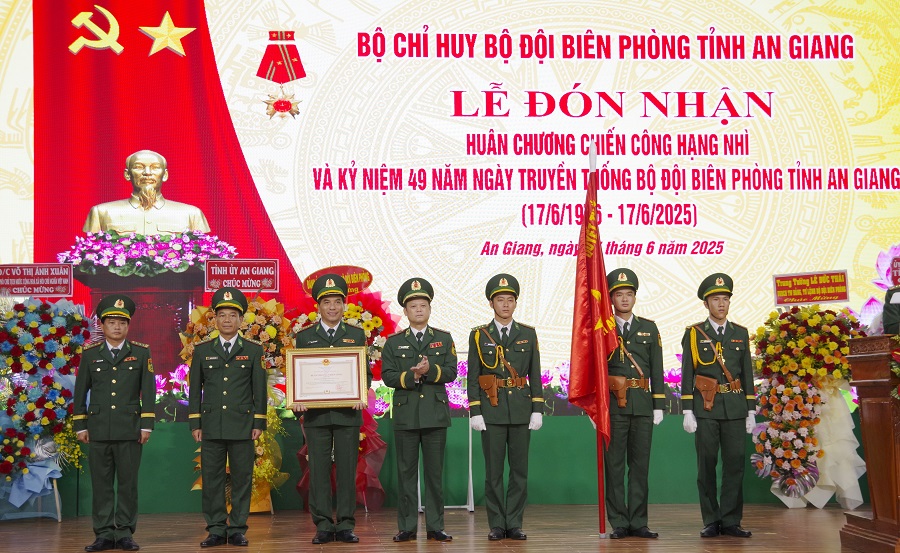 Thừa ủy quyền của Chủ tịch nước, Trung tướng Nguyễn Anh Tuấn, Chính ủy BĐBP trao Huân chương Chiến công hạng Nhì cho Bộ Chỉ huy BĐBP tỉnh An Giang