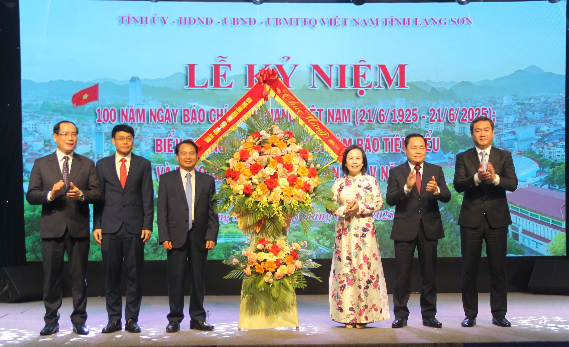 Lãnh đạo tỉnh Lạng Sơn tặng hoa chúc mừng đại diện các cơ quan báo chí và người làm báo trên địa bàn tỉnh Lạng Sơn