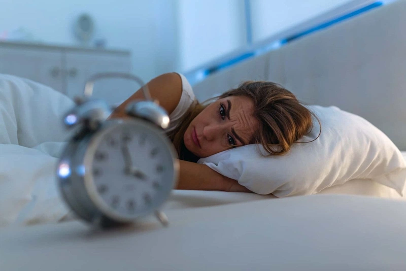 Khó đi vào giấc ngủ, ngủ chập chờn, dễ tỉnh giữa đêm do thiếu serotonin Khó đi vào giấc ngủ, ngủ chập chờn, dễ tỉnh giữa đêm do thiếu serotonin