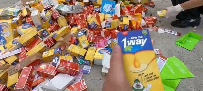 Phát hiện số lượng lớn thực phẩm chức năng bị vứt bỏ trái phép tại bãi rác Hạ Long