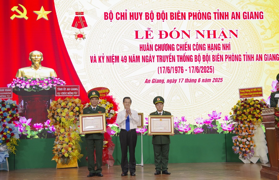 Đồng chí Lê Hồng Quang, Uỷ viên Ban Chấp hành Trung ương Đảng, Bí thư Tỉnh ủy An Giang trao Huân chương Chiến công hạng Nhì cho 2 cá nhân