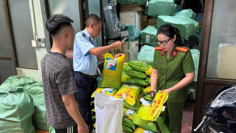 Lực lượng chức năng trong Ban Chỉ đạo 389 thành phố Hà Nội kiểm tra hộ kinh doanh có hành vi xâm phạm quyền sở hữu trí tuệ đối với nhãn hiệu gạo ST25. Lực lượng chức năng trong Ban Chỉ đạo 389 thành phố Hà Nội kiểm tra hộ kinh doanh có hành vi xâm phạm quyền sở hữu trí tuệ đối với nhãn hiệu gạo ST25.